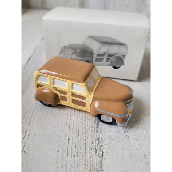 Dept 56 51365 Woody Station Wagon snow village accessory Xmas - Picture 4 of 6